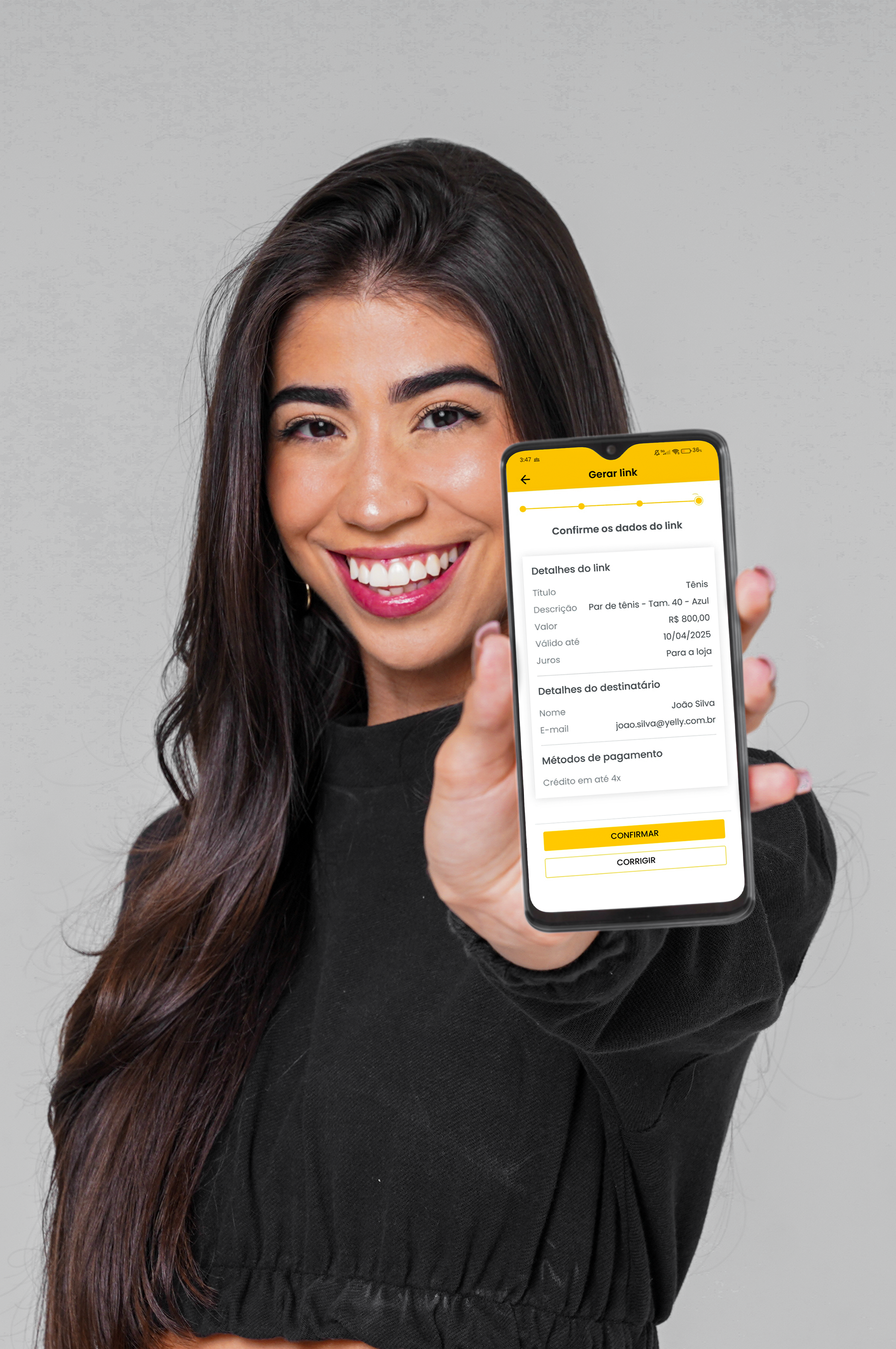 Vendedora usando o Link de Pagamento Yelly pelo celular