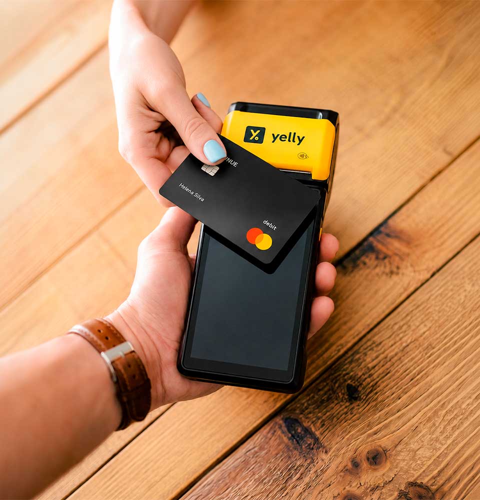 Empreendedora usando maquininha Yelly Smart em mercearia
