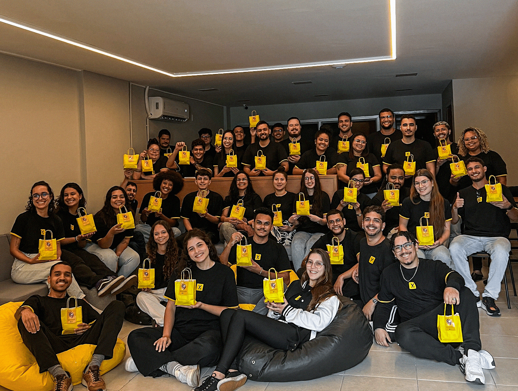 Time da Yelly reunido no escritório