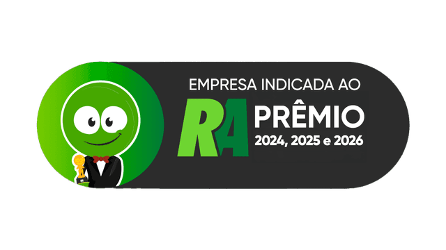 Empreendedora usando maquininha Yelly Smart em mercearia